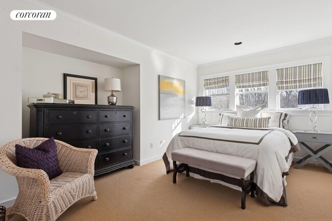 Building Photo - 3368 Noyack Rd