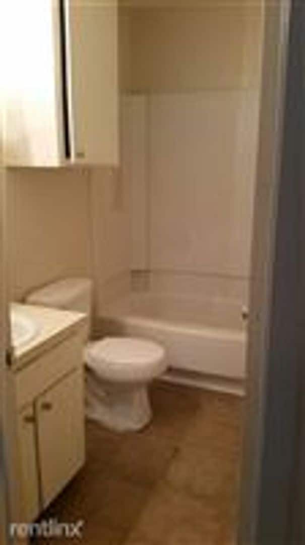 Building Photo - Spacious 3/2 duplex in great location