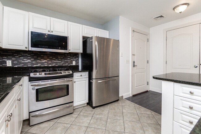 Building Photo - 614 Pond St