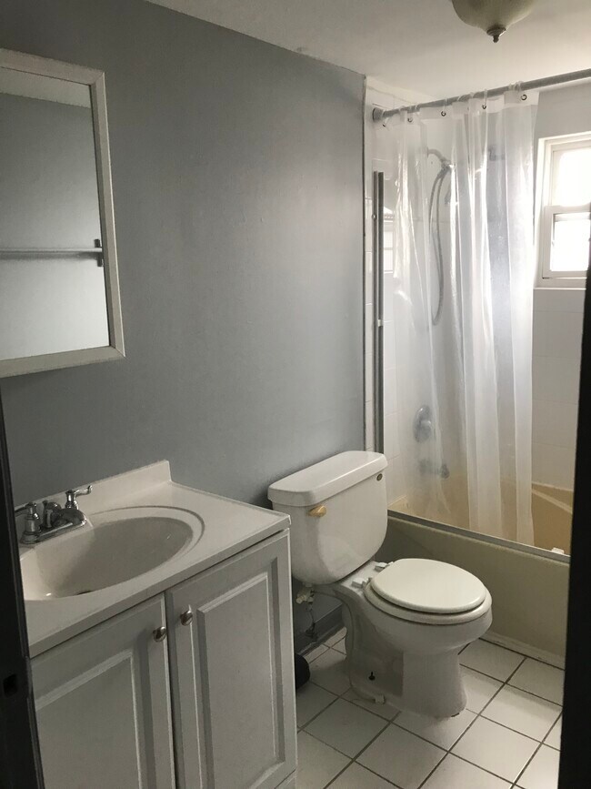 Building Photo - 8720 S Roberts Rd