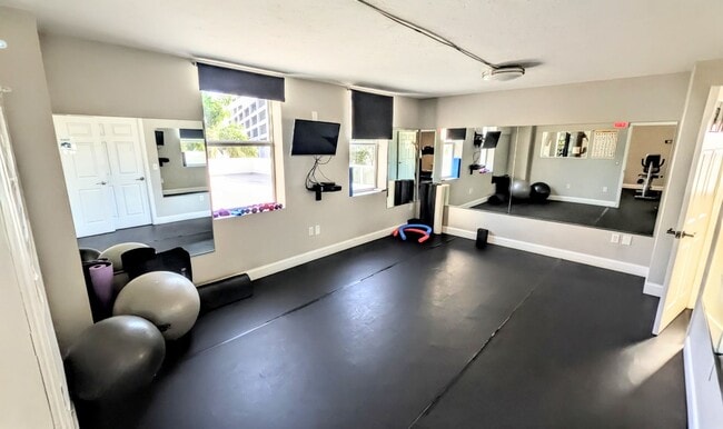 Building Photo - High end condo on waterfront downtown Sarasota!