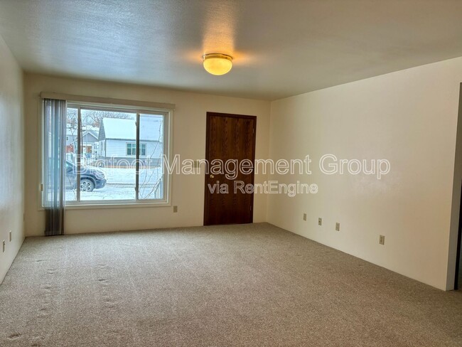 Building Photo - 913 N Park Ave