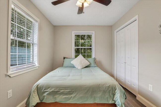 Building Photo - 4 Bedroom, 2 Bath Brick Home in Savannah