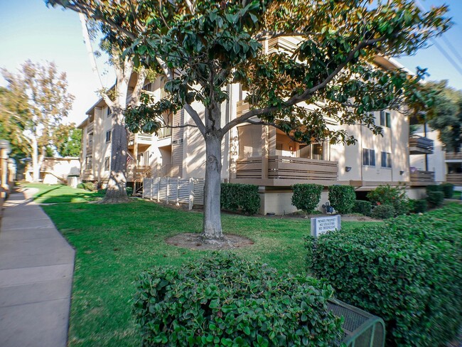 Building Photo - Charming condo in Point Loma Tennis Club!