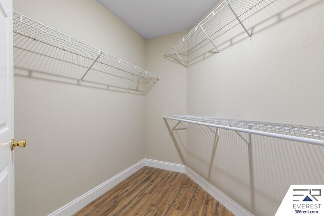 Building Photo - 25 Rainbrook Dr