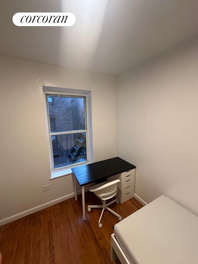 Building Photo - 310 W 20th St