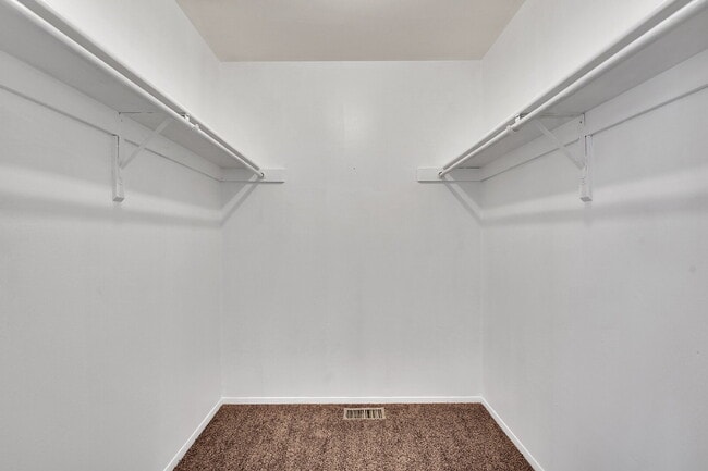 Building Photo - $2,200 - 3 Bed 3 Bath Home with 2 Primary ...