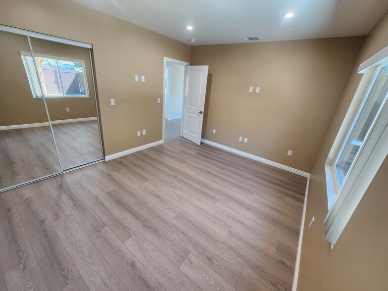 Building Photo - 10941 Walnut Dr