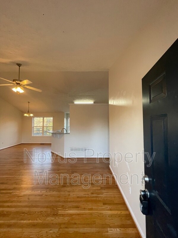 Building Photo - 721 Meadow Spring Dr