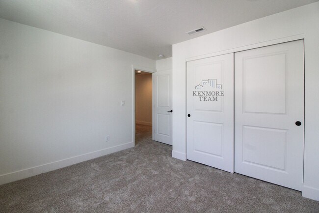 Building Photo - 4 Bedroom, 2.5 Bath Duplex in Kennewick
