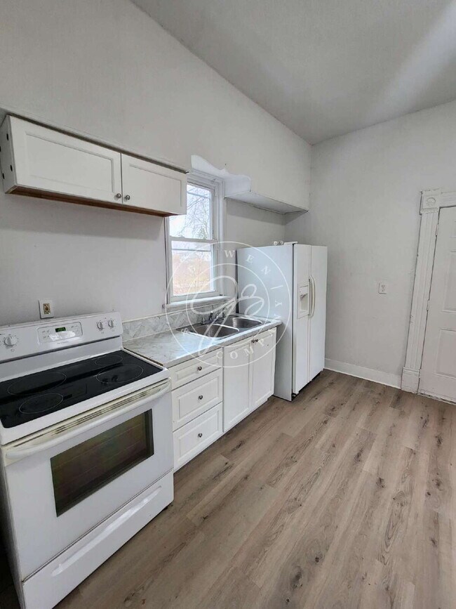 Building Photo - 2 bed upper unit! Private Entrances! Fully updated!