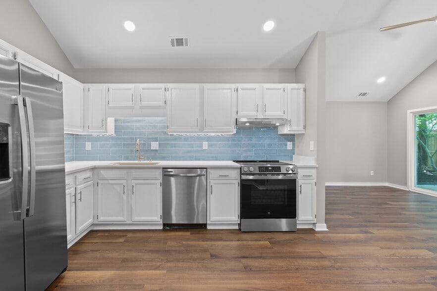 Kitchen - 1129 Landsdowne Dr