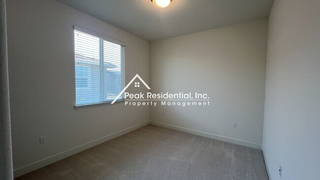 Building Photo - Still looks new. 4-bedroom home in North N...