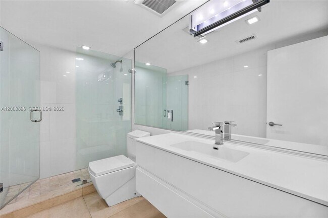 Building Photo - 1420 Brickell Bay Dr