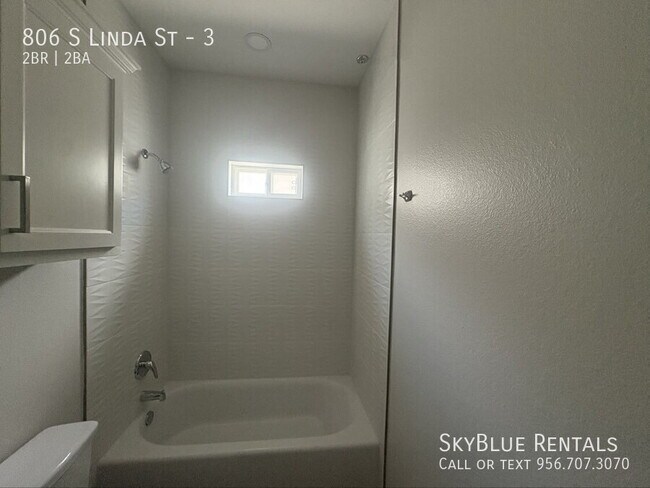 Building Photo - 806 S Linda St