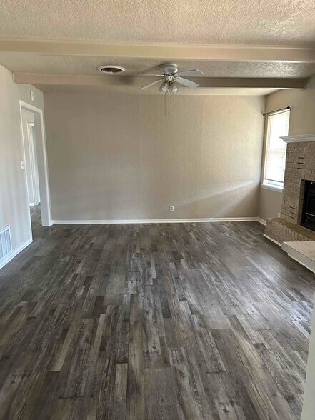 Building Photo - 2118 W Randall Ave