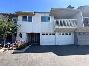 Building Photo - Spacious 3 Bedroom Townhome near USD!! Par...