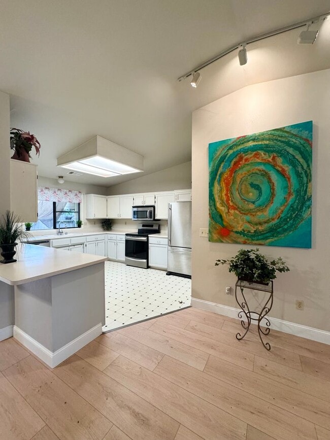 Building Photo - 565 Monet Walk