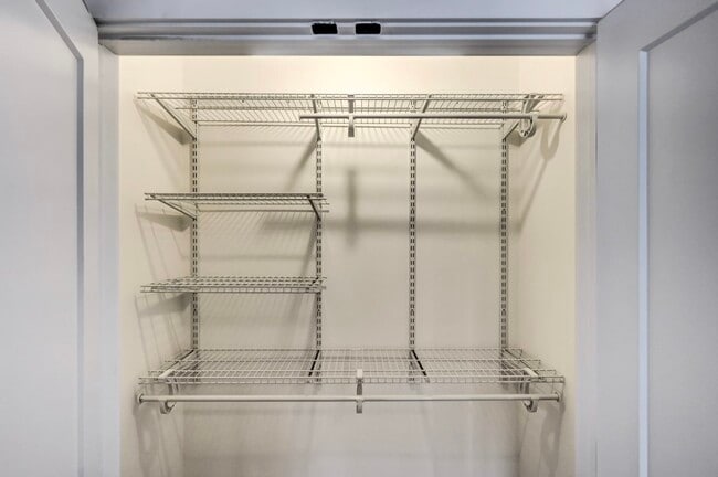 Building Photo - 702 E Elm St