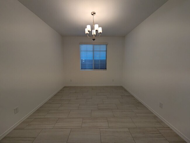 Building Photo - 4 Bedroom 3 Bathroom Home