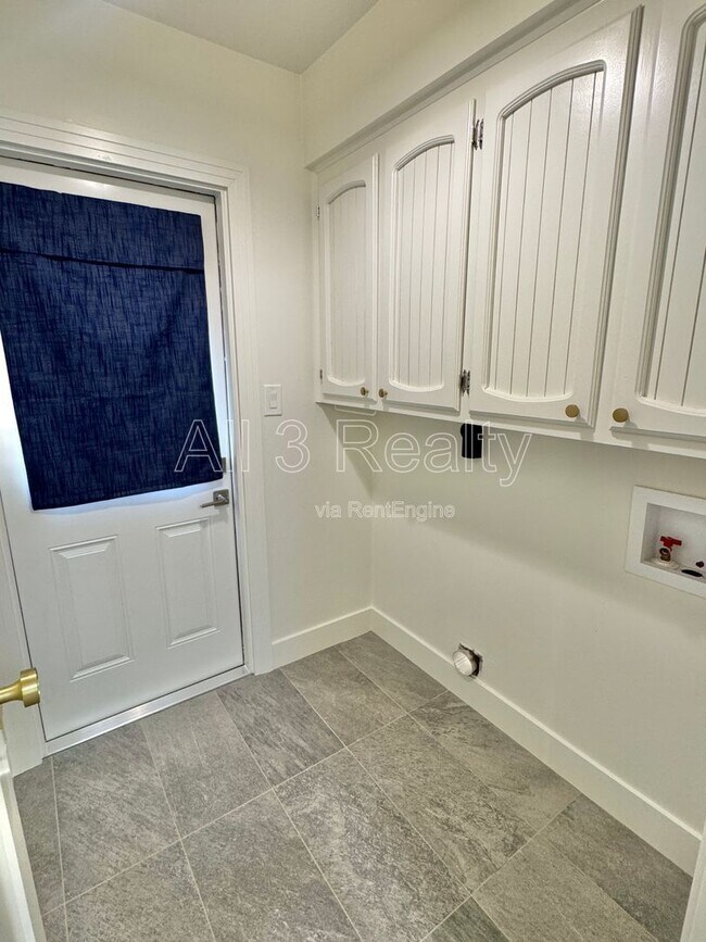 Building Photo - 3224 Little John Dr