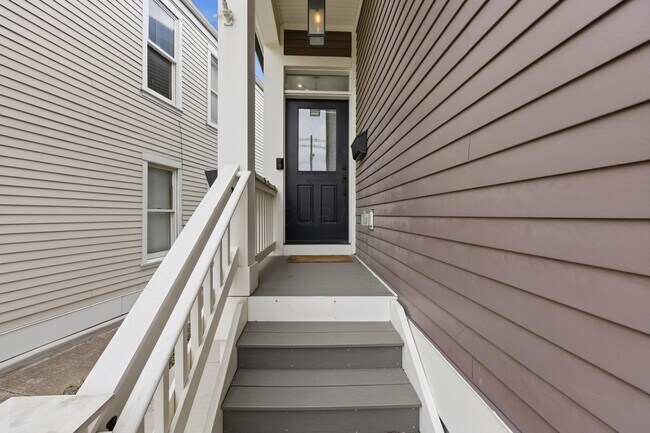 Building Photo - 1102 Summit St