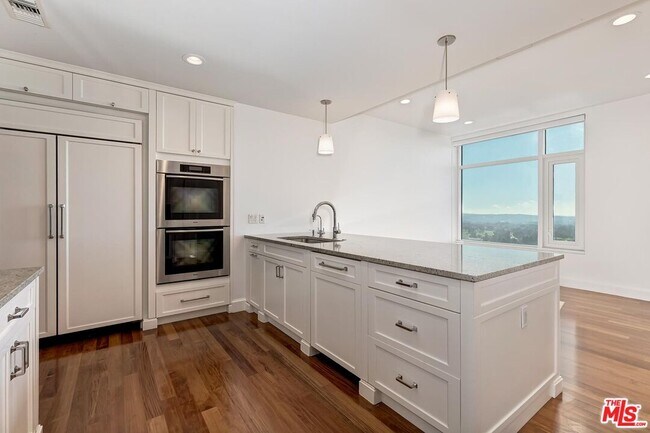 Building Photo - 1 W Century Dr