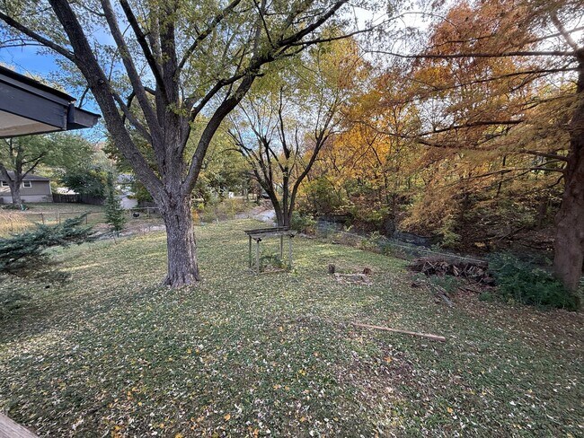 Building Photo - 3 bed, 2 bath, large yard AVAILABLE NOW!