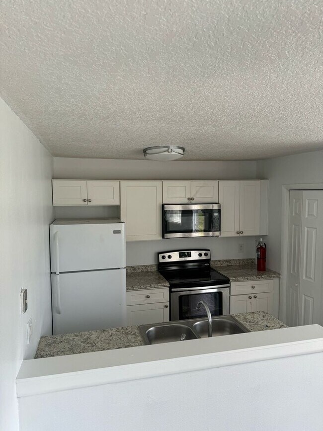 Building Photo - $1750 2 Bedroom 1 Bath ~*~ June Free! (Hab...