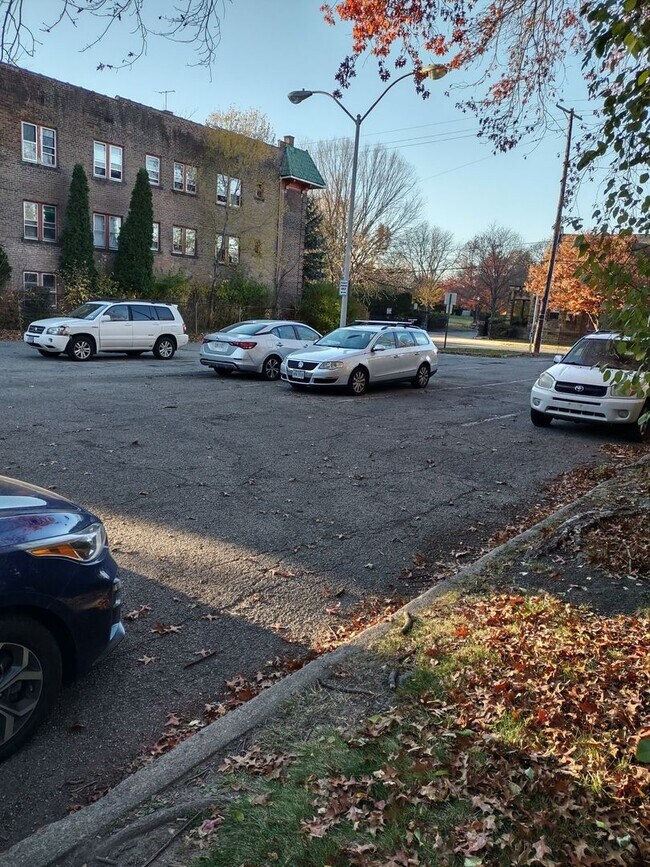 Building Photo - 2773 Hampshire-Unit 8