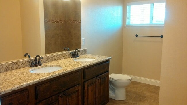 Building Photo - COMPLETELY UPDATED HOME MOVE IN READY