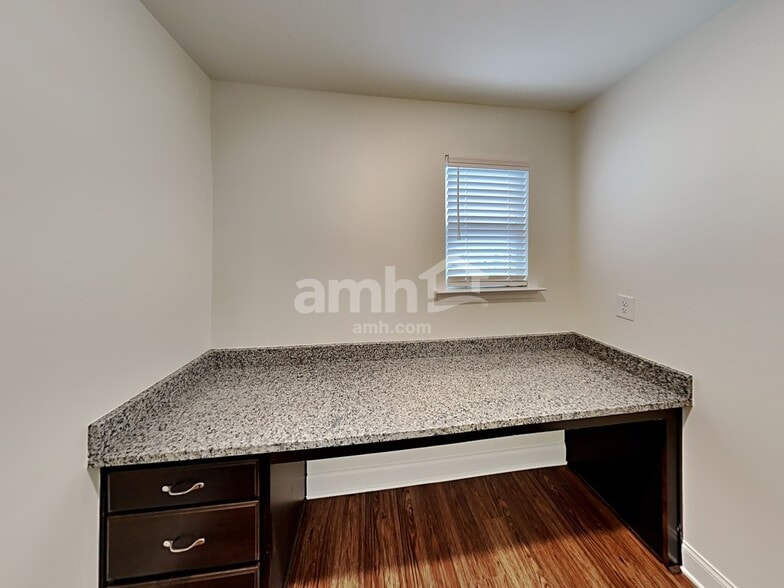 Building Photo - 3710 Lk Blf Lp