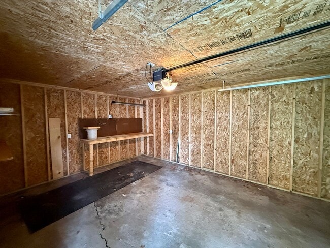 Building Photo - 2 Bed / 1 Bath House with lots of Features...