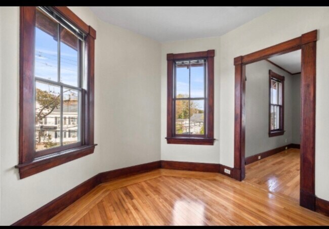 Building Photo - 118 Elm St