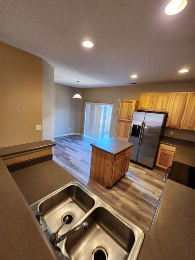 Building Photo - Beautiful Townhome