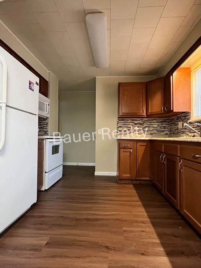 Building Photo - Charming 3 Bedroom Home