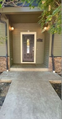 Building Photo - 3 bed 2 bath with Garage, Yard & Laundry