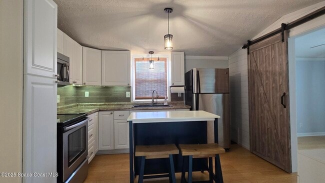 Building Photo - 135 Blue Lake Pl