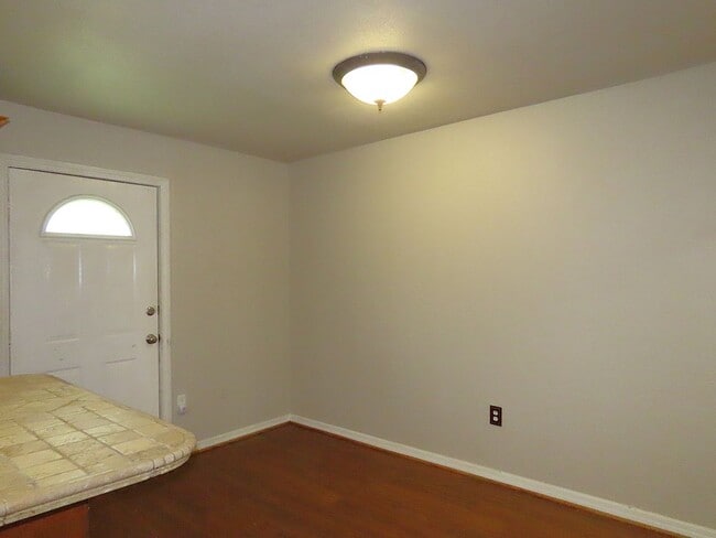 Building Photo - Country Living-City Close! 3 Bedroom, 2 Ba...