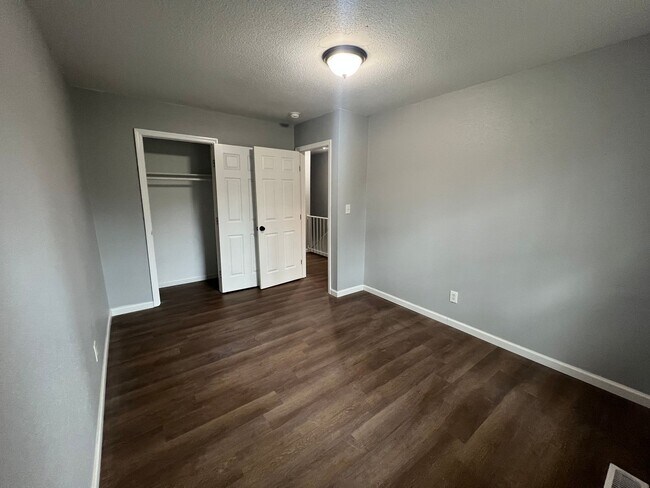 Building Photo - 435 30th Pl