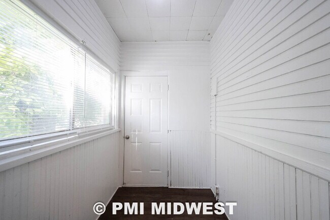 Building Photo - "Charming 3-Bed Duplex Retreat in Indianapolis – Spacious 1,318 Sq Ft with Modern Amenities!"