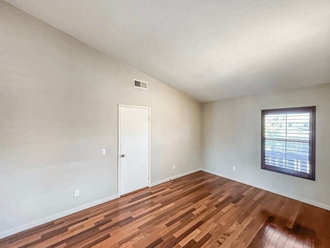 Building Photo - Beautiful 4BD/2.5BA House in Eastlake W/ O...