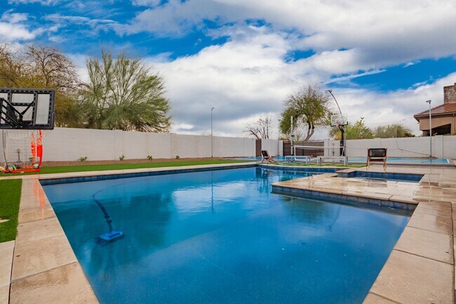 Building Photo - Beautiful 6-bedroom basement home