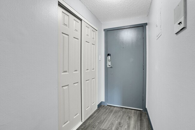Building Photo - 1 Bedroom, 1 bath, 3rd floor Apartment