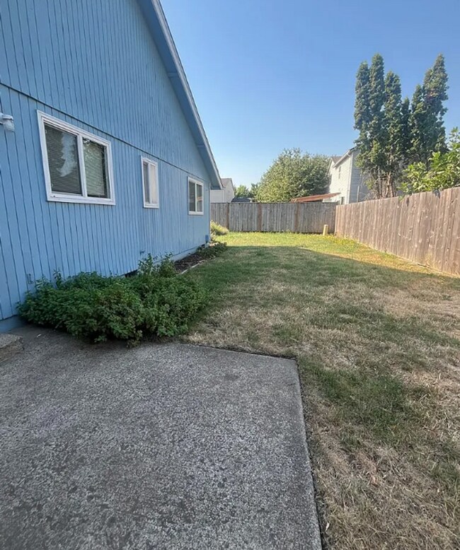 Building Photo - Spacious 3 Bedroom Home with Fenced Yard & Oversized Garage in Eugene