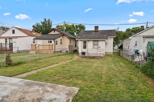 Building Photo - Charming 2-Bedroom Home with Fenced Yard –...