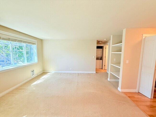 Building Photo - 2200 Thorndyke Ave W