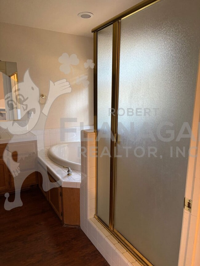 Building Photo - Large 4 Bedroom/ 2  Bathroom home