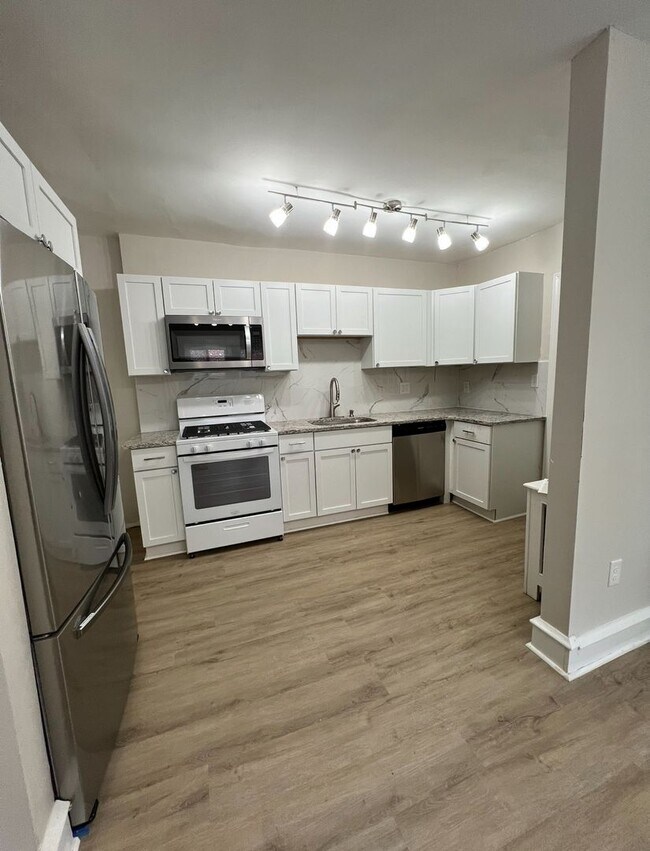 Building Photo - Renovated 3 Bedroom End Unit Available Now!