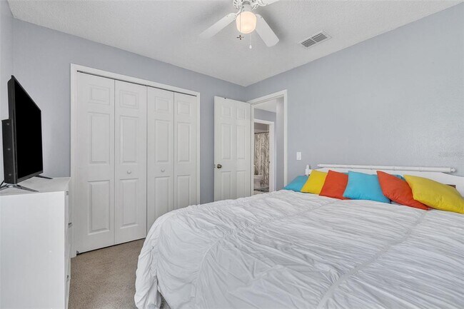 Building Photo - 4454 King Edward Dr